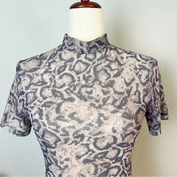 ✖️SOLD✖️•LNA• Snake Mesh High Neck Short Sleeve Cropped Semi Sheer Fitted Tee - Picture 4 of 11